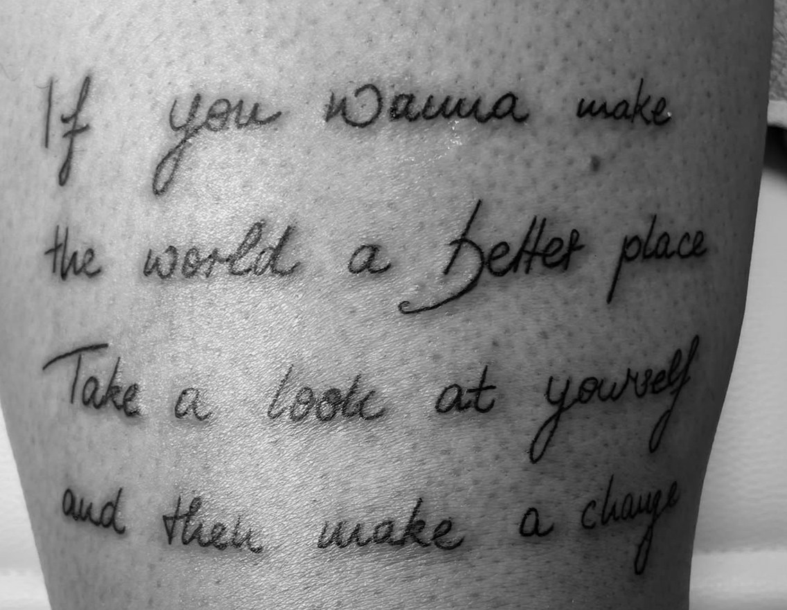 Handschriftliches Zitat als Tattoo auf einem Oberschenkel.